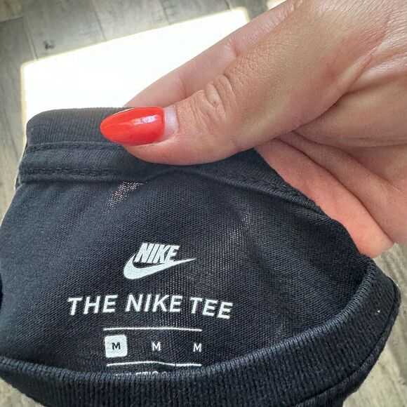 BOYS NIKE LONGSLEEVE SIZE MEDIUM - Picture 2 of 2